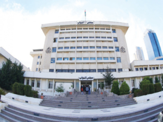 النواب يخمدون “عراك الثلاثاء” ويناقشون التعديلات الدستورية